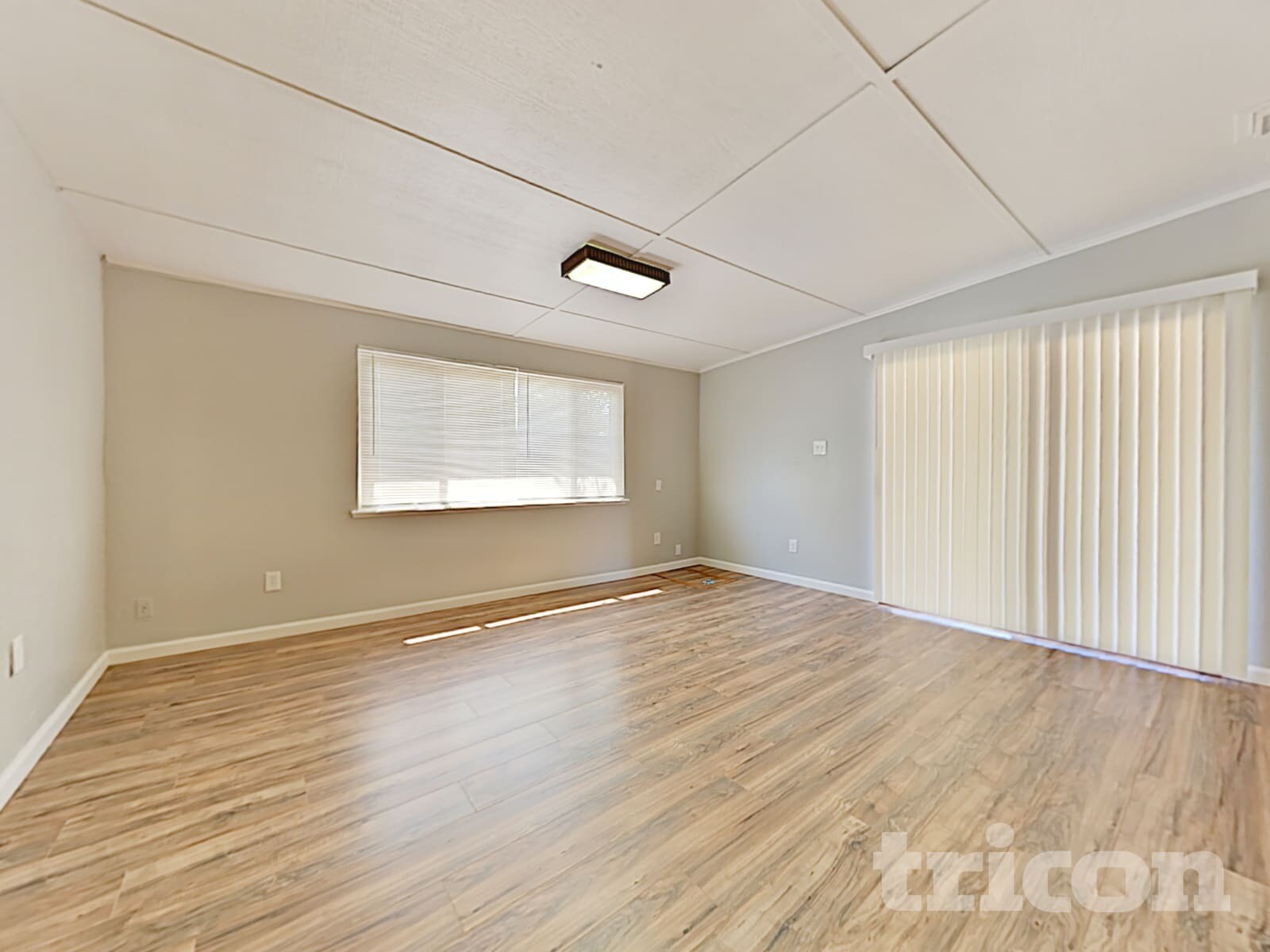 Building Photo - 402 E Pacific Ave