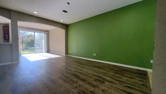 Building Photo - 3885 Buckthorne Dr