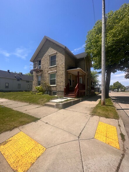 Building Photo - 1840 St Clair St