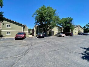 Building Photo - 1 Bed 1 Bath Aurora Condo Located Near Che...
