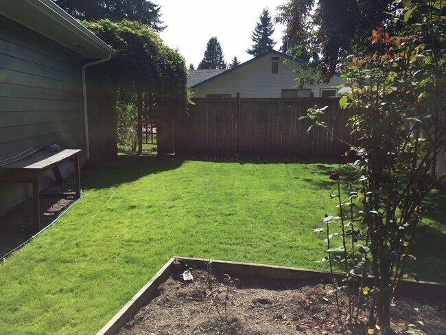 Building Photo - Quiet Kirkland Rambler on large, quiet lot