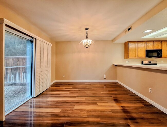 Building Photo - Large 2-story 2 Bedroom Townhouse w/Garage...
