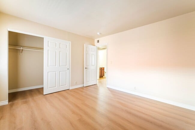 Building Photo - Bright & Charming Condo with Hardwood Floors and Included Appliances!