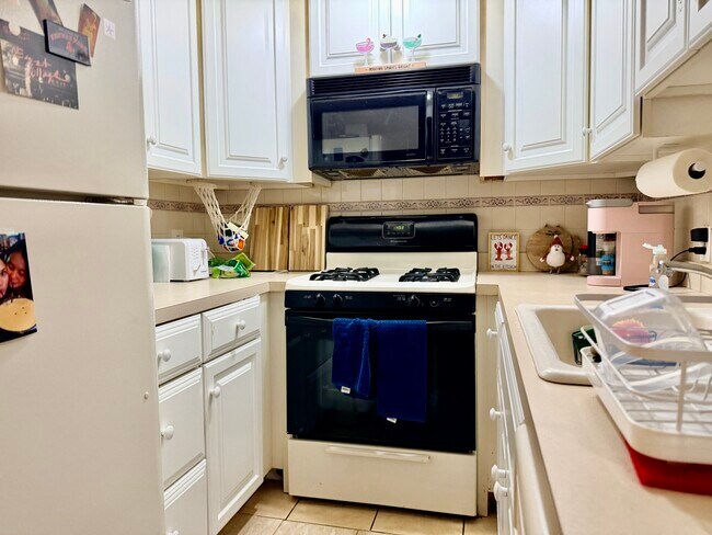 Building Photo - 1122 Commonwealth Ave