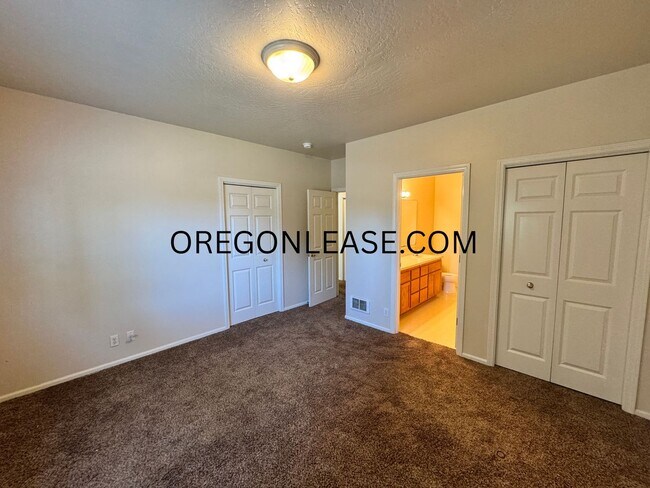 Building Photo - 3 bedroom North Eugene duplex home with full sized garage