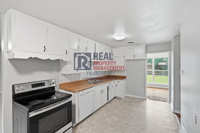 Building Photo - Updated 3-Bedroom Home with Spacious Fenced Backyard in Benbrook