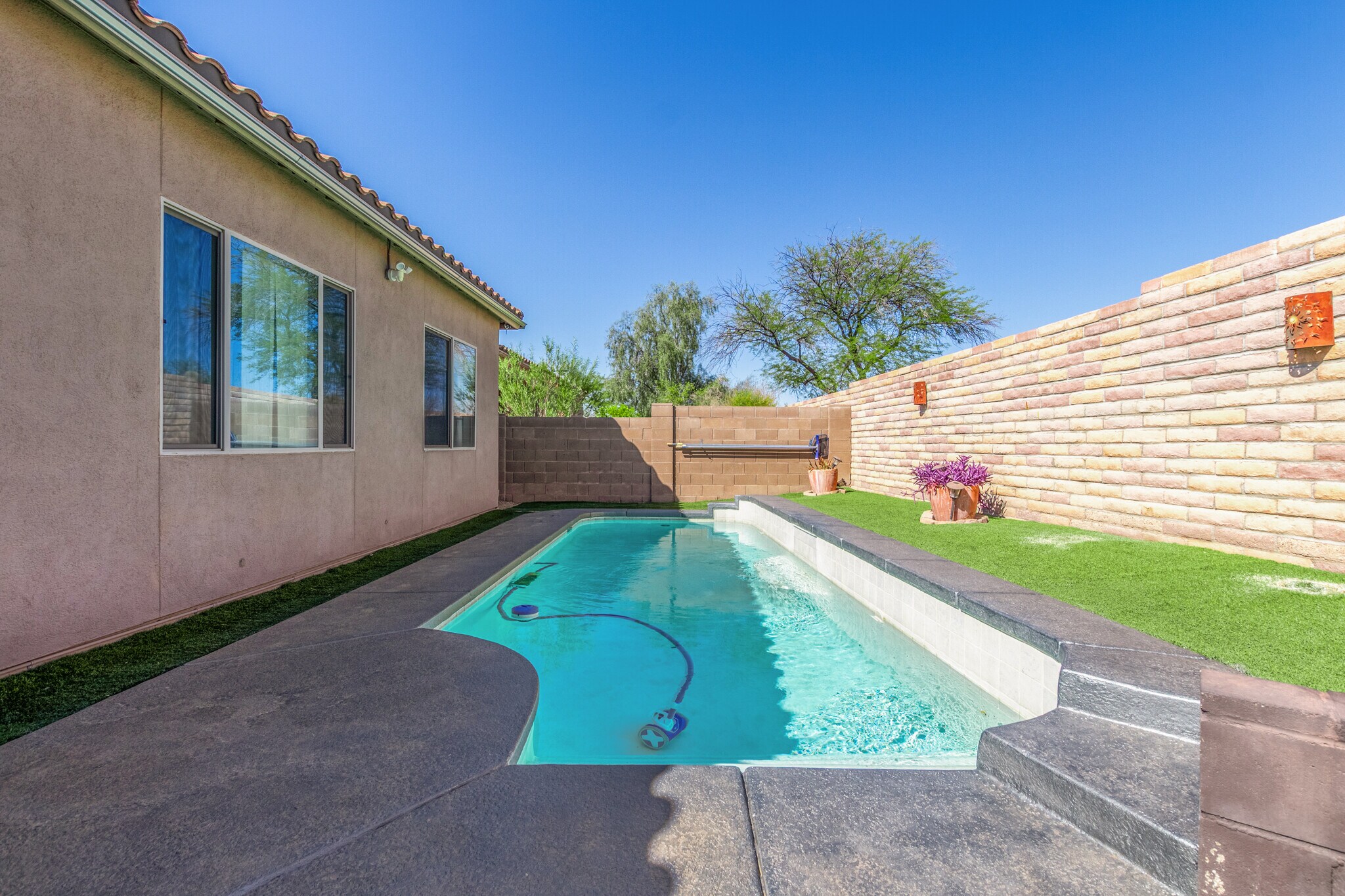 Building Photo - 8434 N Sunny Rock Ridge Dr