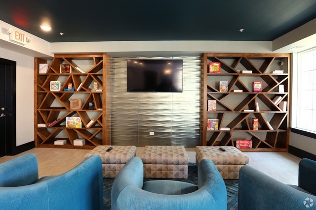 Building Photo - 690 E Algonquin Rd