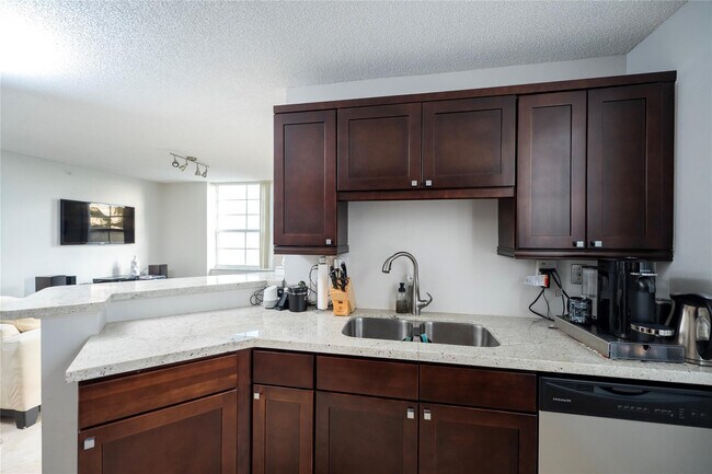 Building Photo - 520 SE 5 Ave