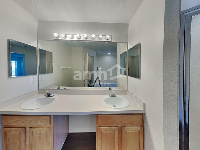 Building Photo - 1037 Sandhill St