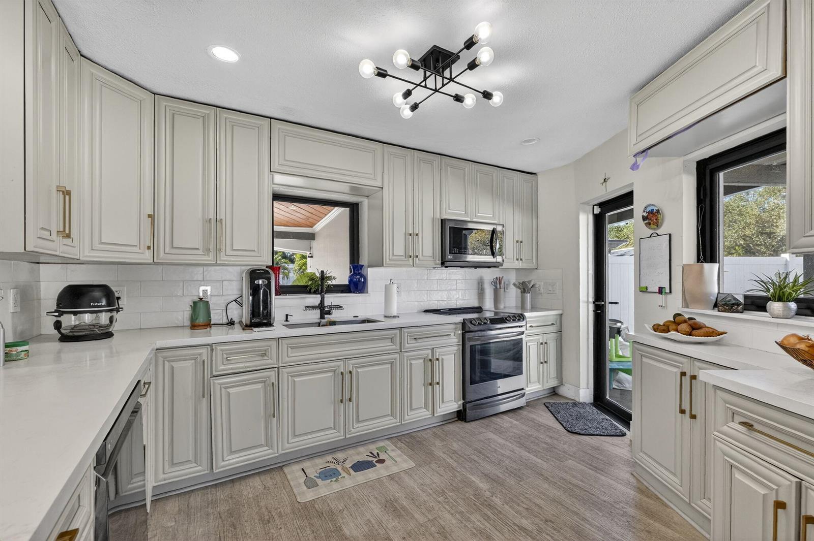 Building Photo - 2601 NE 8th Ct