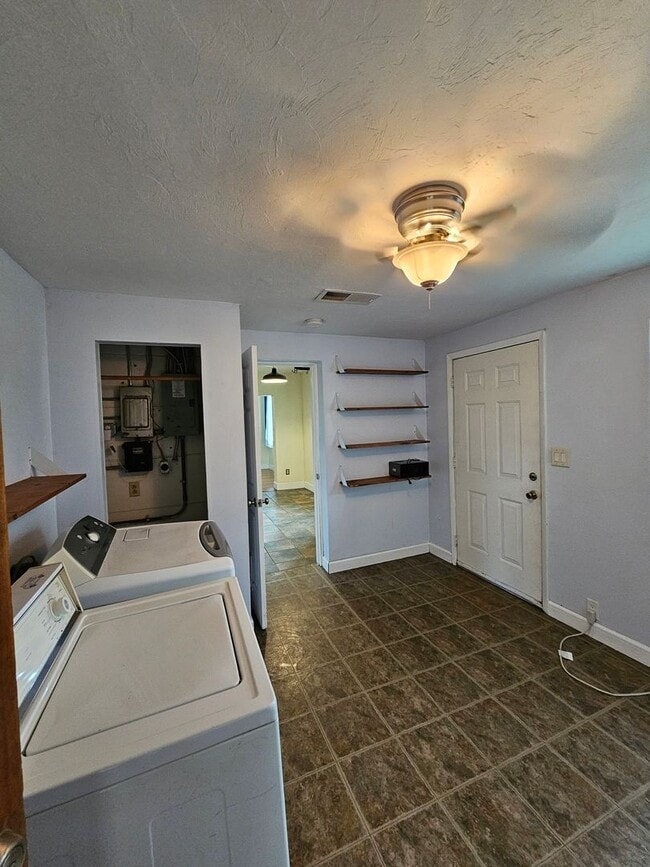 Building Photo - 2 Bedroom/2 Bath home near Duck Pond and Citizens Field