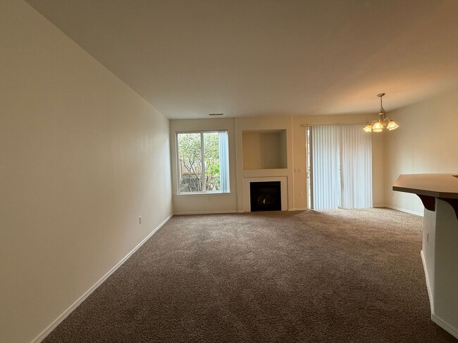 Building Photo - 4 Bed 3 Bath Gated Townhome Near Maplewood Golf