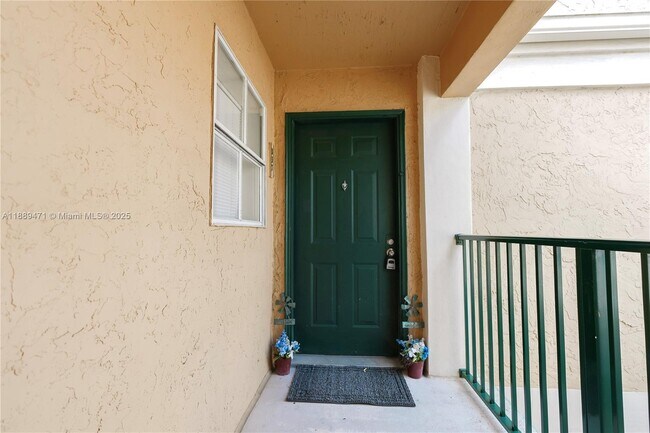 Building Photo - 833 Riverside Dr