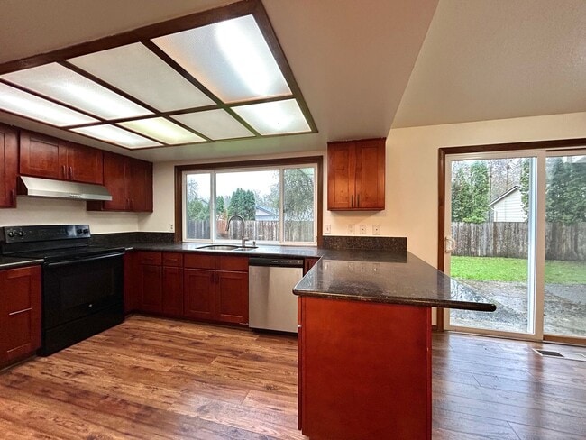 Building Photo - Timeless 5 Bed, 2.5 Bath Home - SW Beaverton