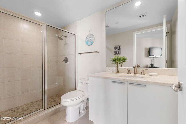 Building Photo - 231 Riverside Dr