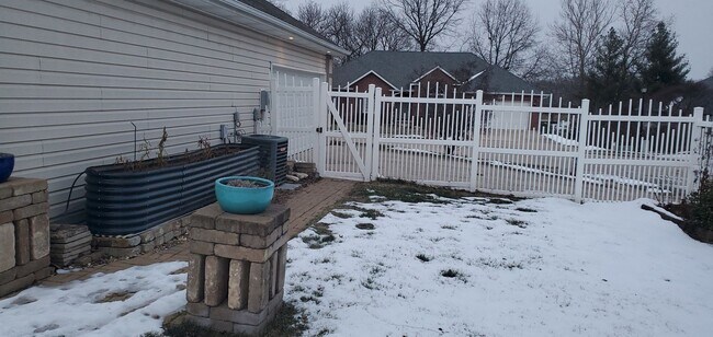 Building Photo - 3 bd, 2 ba house in SW Katy Lake Estates subdivision, fenced, w/d included, corner lot