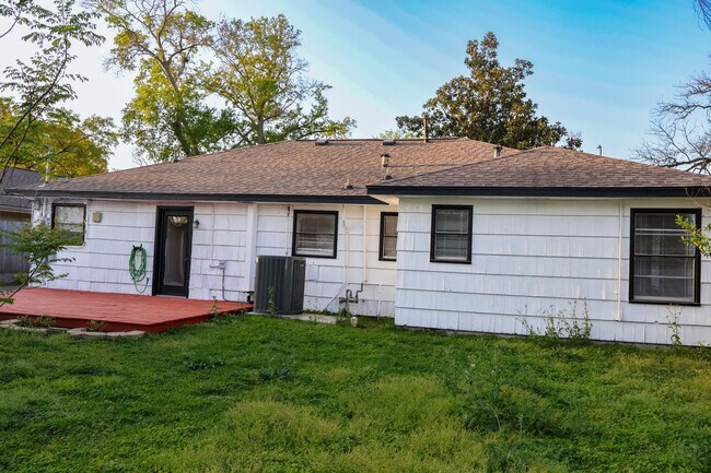 Building Photo - 9613 Westview Dr