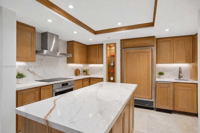 Building Photo - 5025 Collins Ave