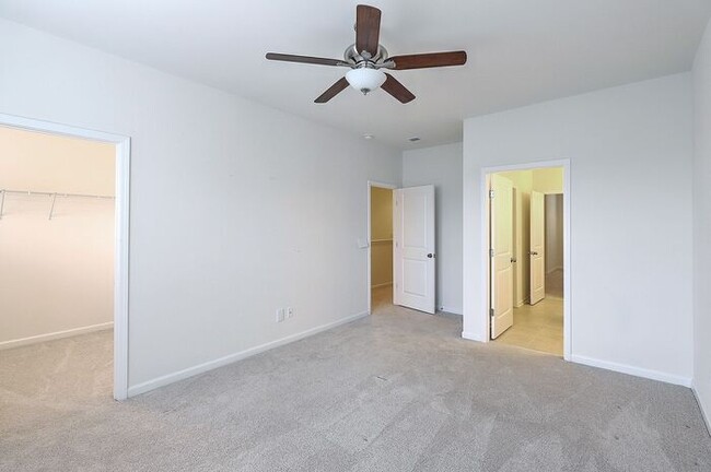 Building Photo - Spacious Mt. Pleasant Townhome!