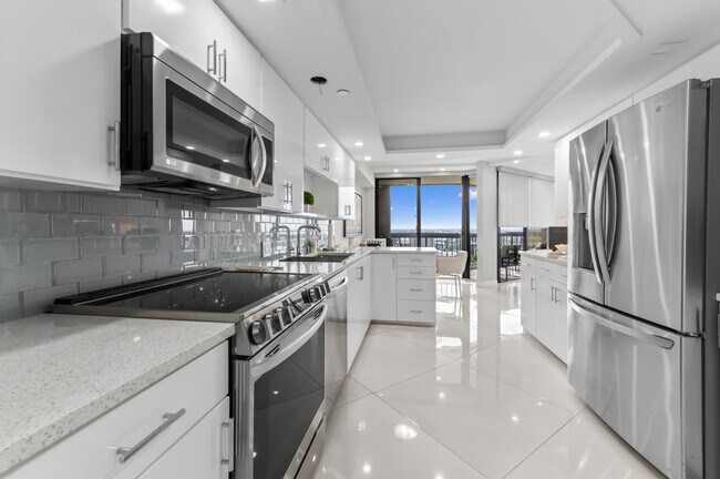 Building Photo - 1900 Consulate Pl