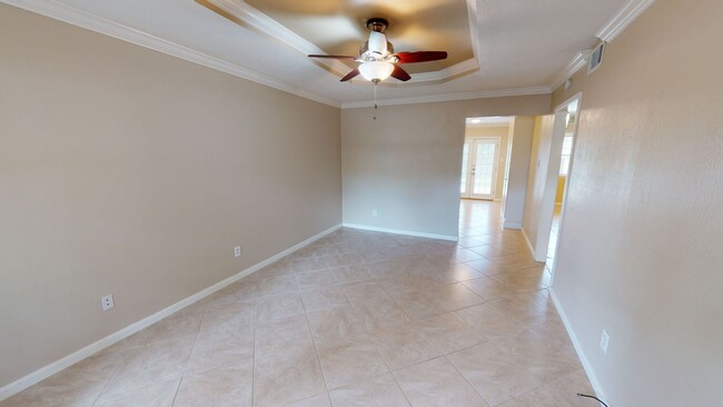 Building Photo - 2/1 Duplex Available for Immediate move-in!