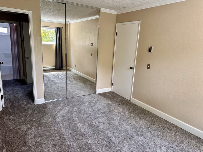 Building Photo - 2 Bed/ 1.5 Bath Condo with 2 car Garage