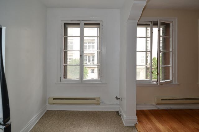 Building Photo - 533 W Roscoe St