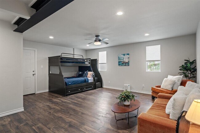 Building Photo - 504 Lakeshore Cir