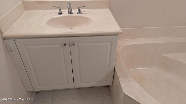 Building Photo - 826 Middleton Dr SW