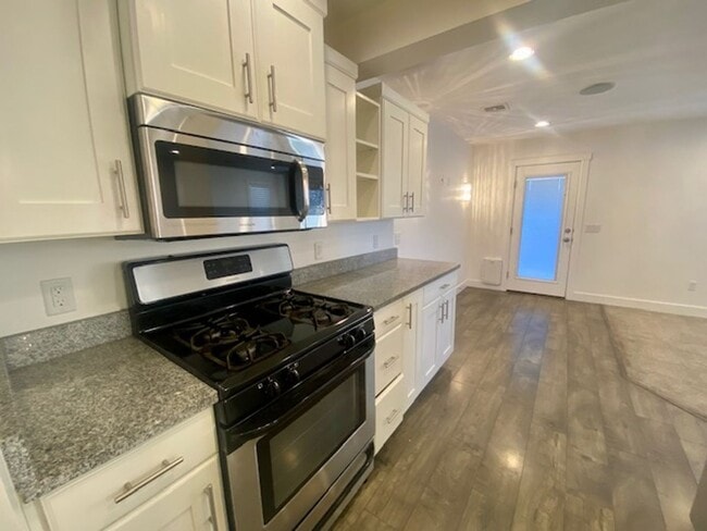Building Photo - SPACIOUS TOWNHOME IN WASHINGTON