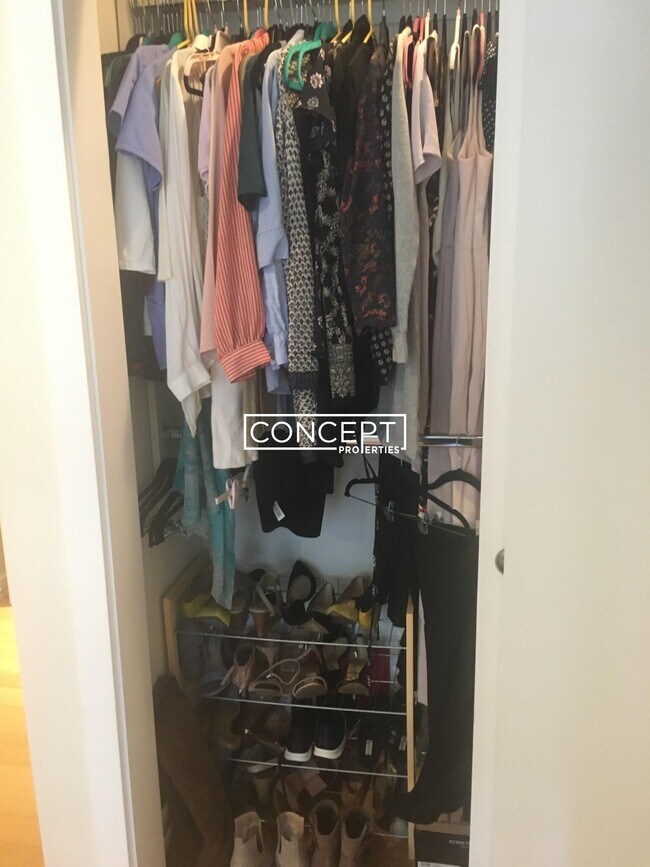 Building Photo - 601 Albany St