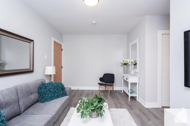 Building Photo - 0 bedroom in Chicago IL 60614