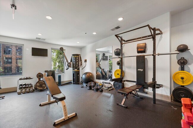 Building Photo - 905 Juniper St NE