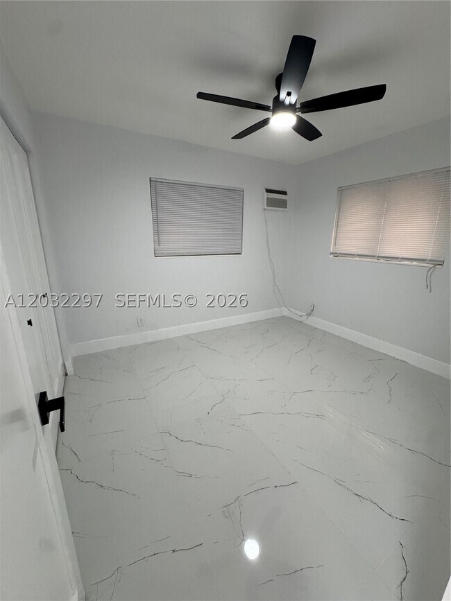 Building Photo - 1096 NE 157th St