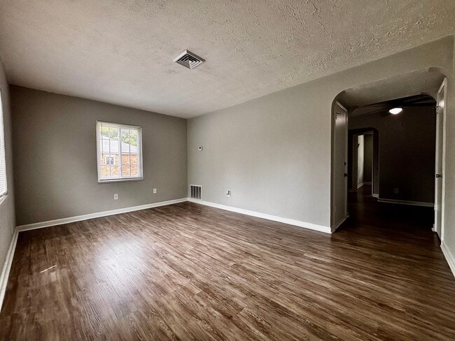 Building Photo - 523 Hadley Ave
