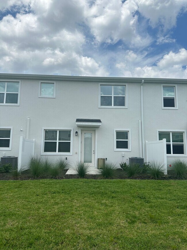 Building Photo - Champions Pointe 3 bed 2.5 bath Town home ...