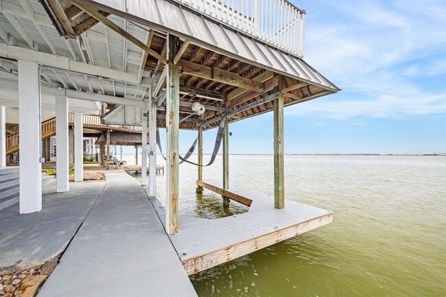 Building Photo - 1322 Outrigger St