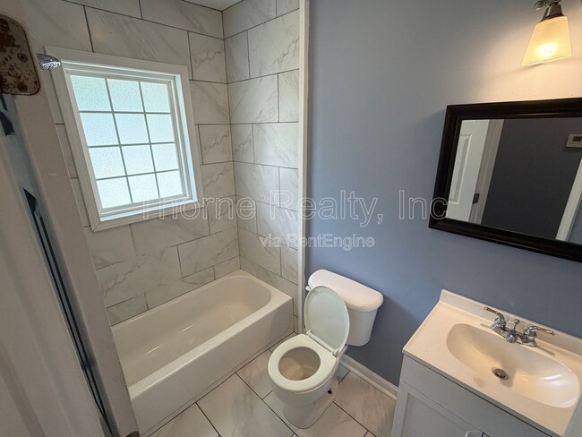 Building Photo - 704 Pinehaven Dr