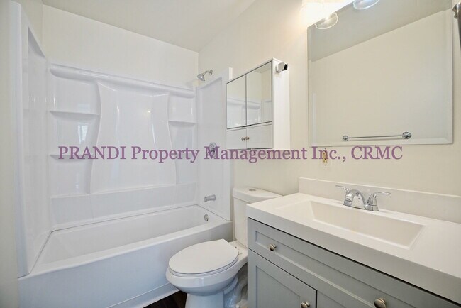 Building Photo - Quality Duplex, Right Near Downtown!