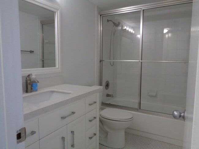 Building Photo - 950 Lavers Cir