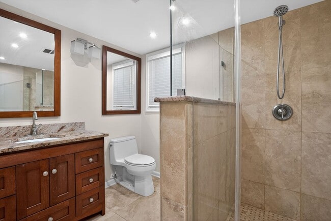 Building Photo - Spacious 1Bd/1Bth condo nestled in the heart of Old Town Alexandria! Pets Welcome!