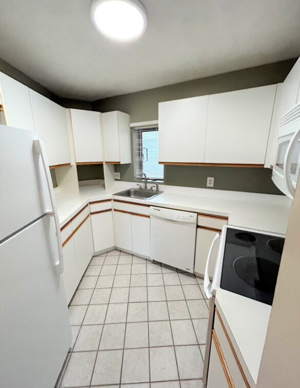 Building Photo - 2 Bed 2 Bath Unit Available July 1