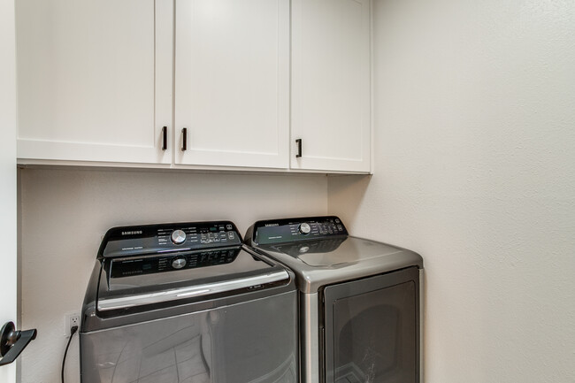 Laundry room with W/D - 6724 E Mockingbird Ln