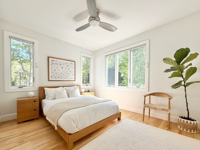 Building Photo - Seasonal Rental : EH Contemporary with Pool & Private Tennis