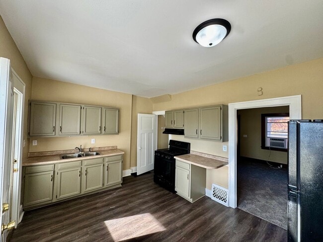 Building Photo - Updated 2BR Townhome Across from Stephens Park