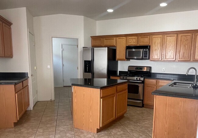 Building Photo - Occupied Do not disturb Tenant - 2 Bedroom...