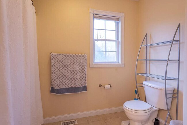 Building Photo - Bright, Spacious Home with Tons of Charm a...