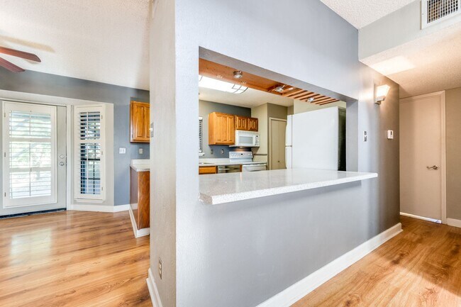 Building Photo - 1925 Parkside Dr