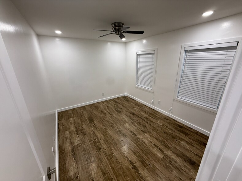 Building Photo - 317 W 76th St